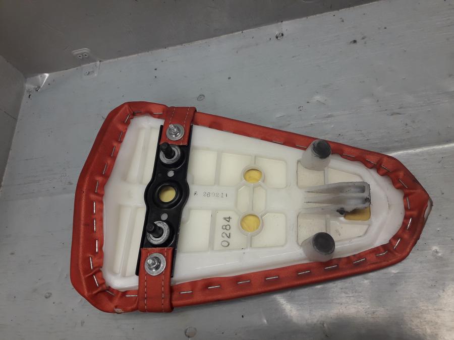 Höger sida på Sadel från en Kawasaki Z 1000 -2013 motorcykel.