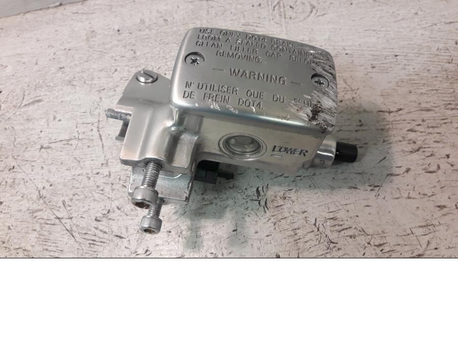 Baksidan på Kopplingshuvudcylinder från en Suzuki VZ 1600 -2005 motorcykel.