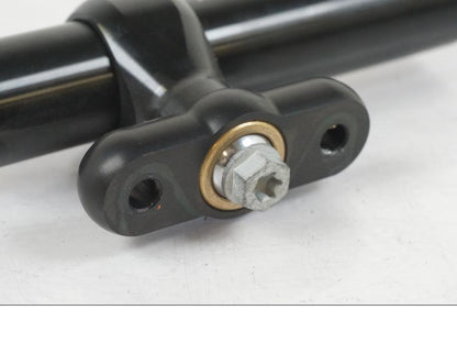 Baksidan på Styrdämpare från en KTM 1290 Super Duke R EVO -2023 motorcykel.