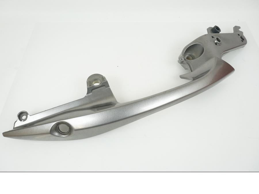 Framsidan på Passagerarhandtag från en Honda NT 700 -2008 motorcykel.