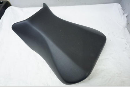 Höger sida på Sadel från en Suzuki SV 650 -2003 motorcykel.