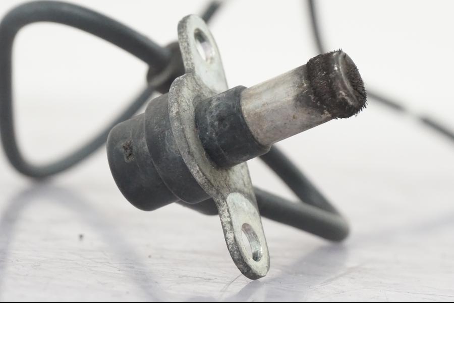 Vänster sida på ABS givare från en Suzuki GSF 1250 -2010 motorcykel.