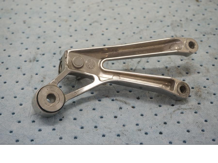 Baksidan på Fotpinnefäste från en Yamaha YZF 1000 R1 -2003 motorcykel.