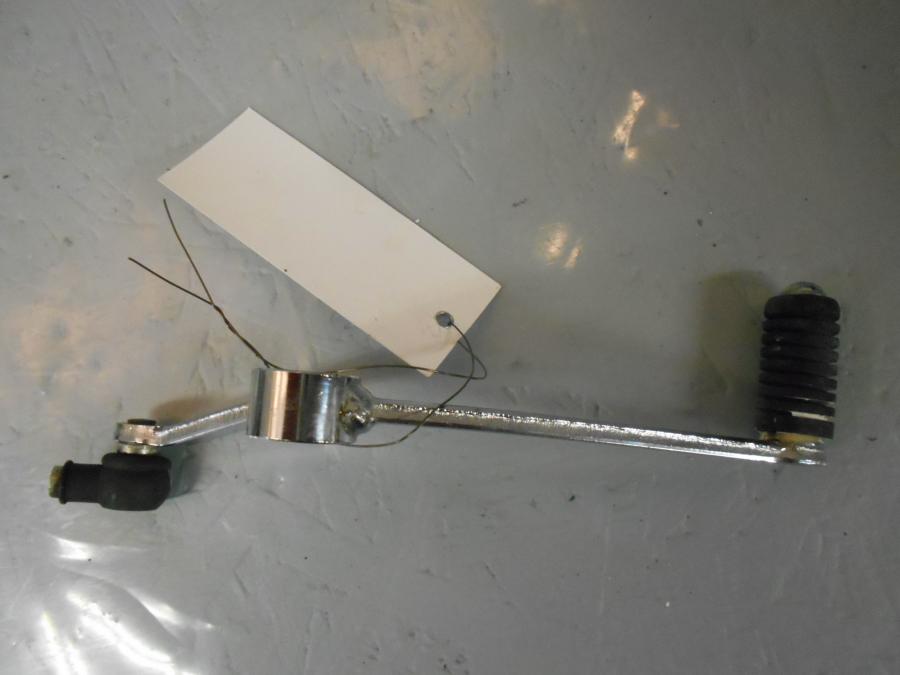 Vänster sida på Växelpedal från en Suzuki GSF 650 -2011 motorcykel.