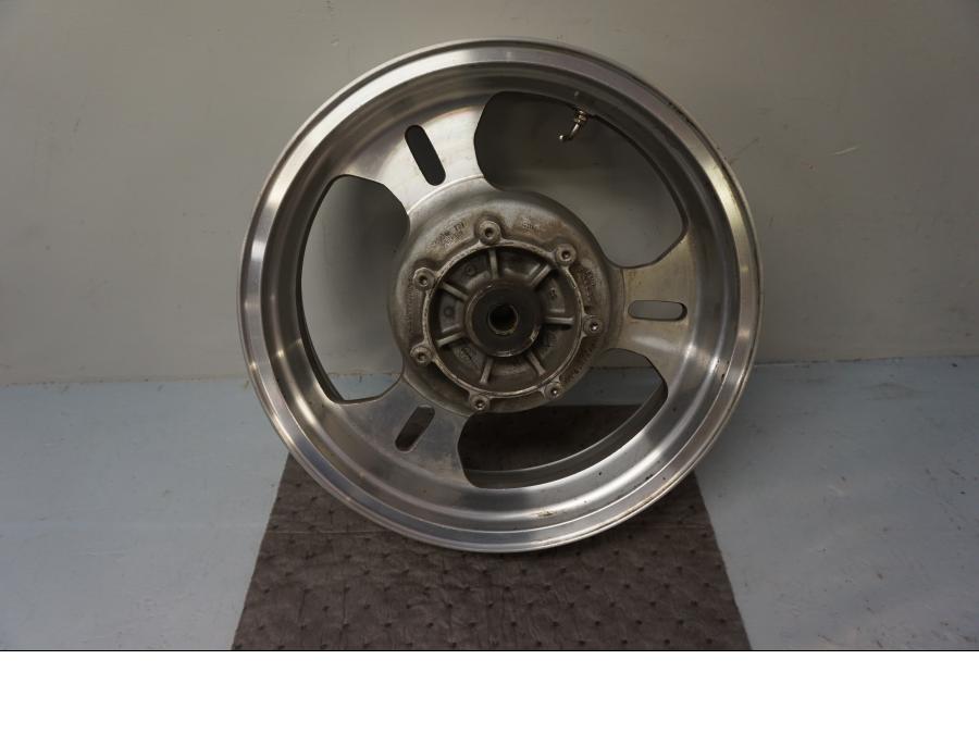 Framsidan på Fälg från en Kawasaki VN 1500 Mean Streak -2003 motorcykel.