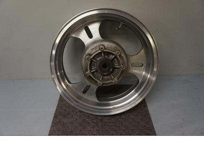 Framsidan på Fälg från en Kawasaki VN 1500 Mean Streak -2003 motorcykel.