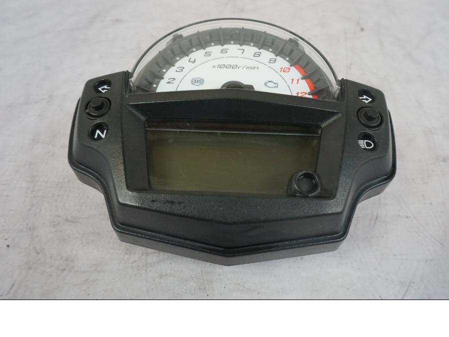 Framsidan på Instrumentpanel från en Kawasaki Versys 650 -2014 motorcykel.