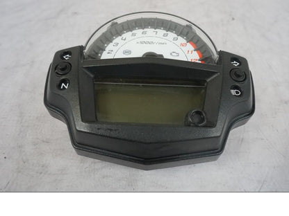 Framsidan på Instrumentpanel från en Kawasaki Versys 650 -2014 motorcykel.