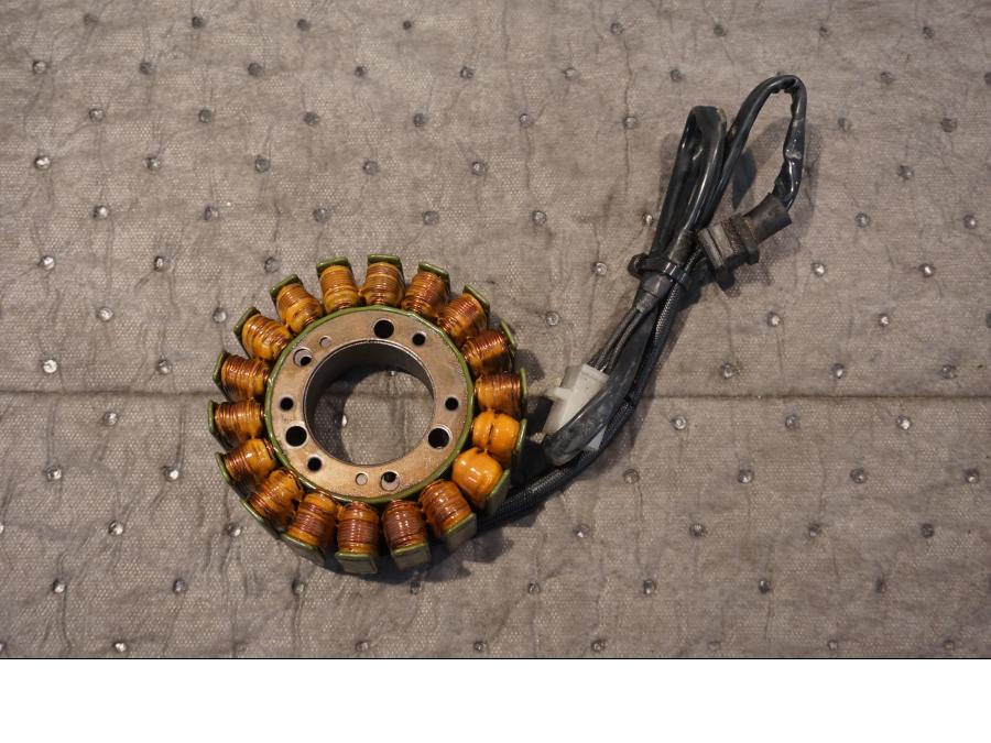 Framsidan på Generator från en Kawasaki VN 800 -1995 motorcykel.