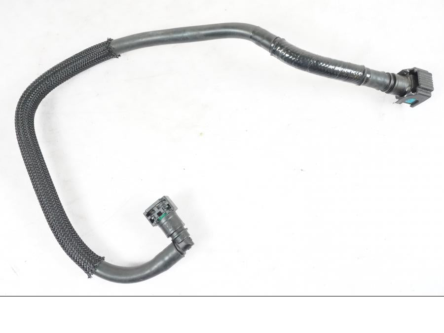 Snett nerifrån på Bensinledning från en Yamaha MT-09 -2020 motorcykel.