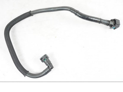 Snett nerifrån på Bensinledning från en Yamaha MT-09 -2020 motorcykel.