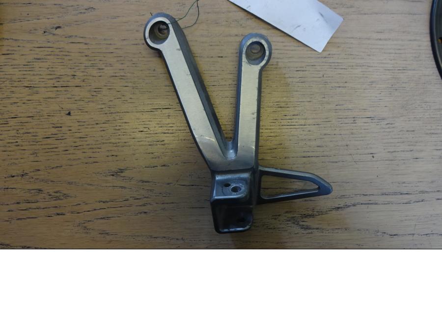 Framsidan på Fotpinnefäste från en Suzuki GSF 1200 -2004 motorcykel.