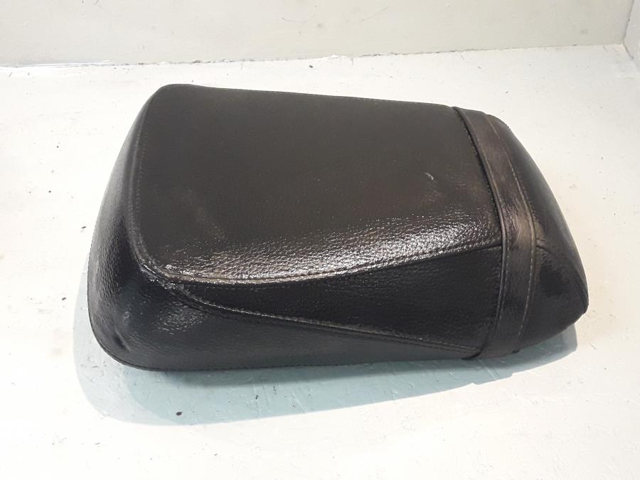 Framsidan på Sadel från en Suzuki VL 800 -2009 motorcykel.