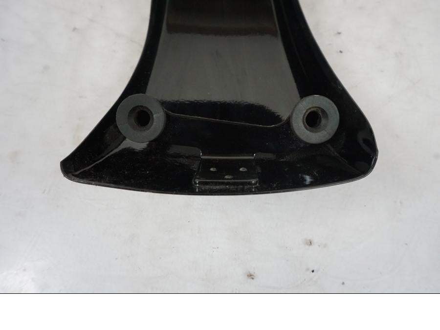 Snett nerifrån på Sidopanel från en H-D Softail Sport Glide FLSB -2022 motorcykel.