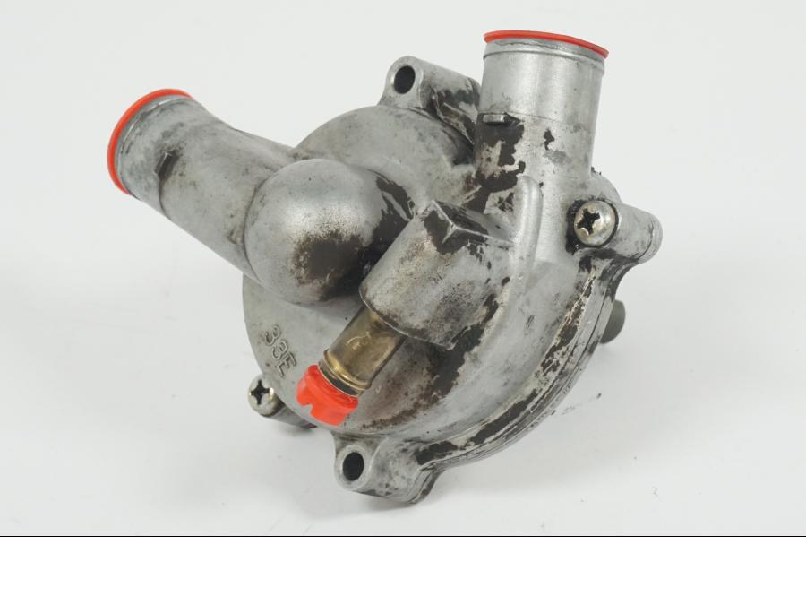Snett nerifrån på Vattenpump från en Suzuki GSX-R 750 -1997 motorcykel.
