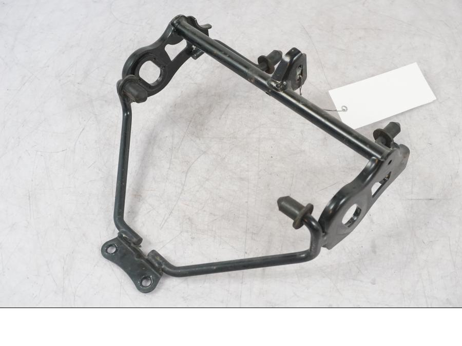 Framsidan på Strålkastarfäste från en Suzuki GSF 1250 -2010 motorcykel.