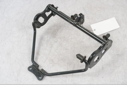 Framsidan på Strålkastarfäste från en Suzuki GSF 1250 -2010 motorcykel.