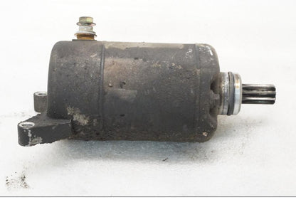 Framsidan på Startmotor från en Yamaha XVS 650 -1999 motorcykel.