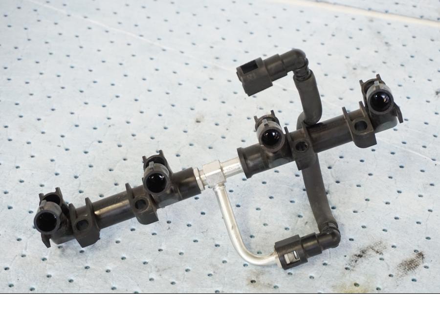 Snett nerifrån på Fuel Rail från en Suzuki GSX-R 1000 -2008 motorcykel.