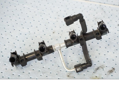 Snett nerifrån på Fuel Rail från en Suzuki GSX-R 1000 -2008 motorcykel.