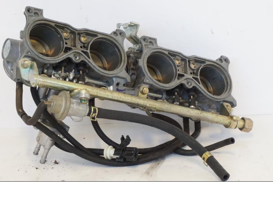 Framsidan på Spjällhus från en Honda CBR 900 RR -2001 motorcykel.