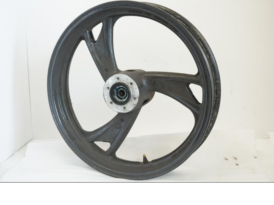 Baksidan på Fälg från en Yamaha TDM 850 -1998 motorcykel.