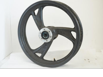 Baksidan på Fälg från en Yamaha TDM 850 -1998 motorcykel.