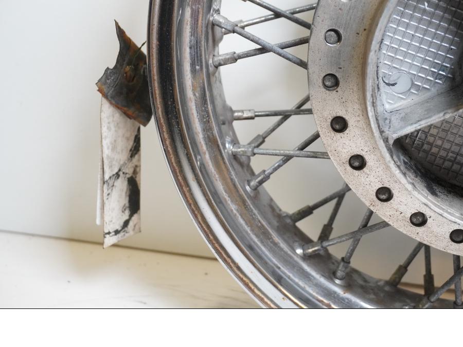 Snett nerifrån på Fälg från en Honda VT 600 C -1996 motorcykel.