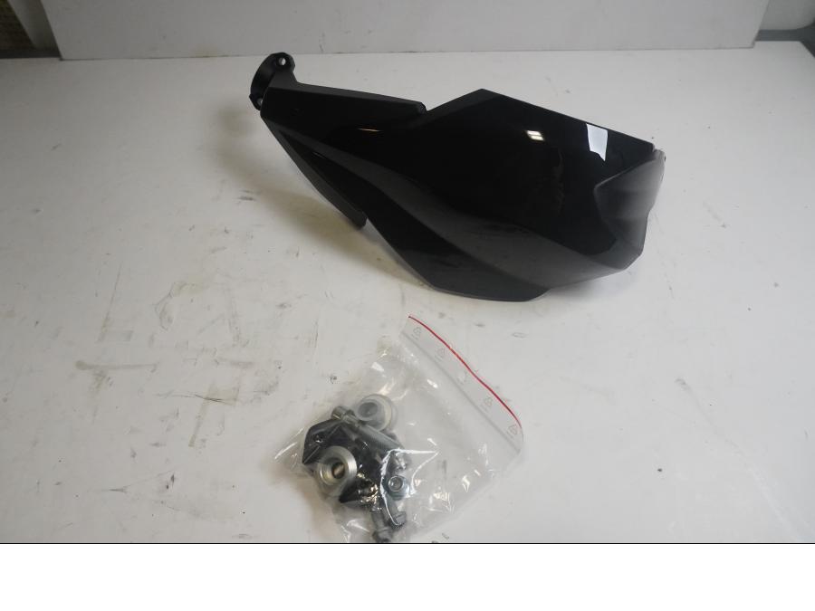 Framsidan på Handskydd från en KTM Duke 125 -2011 motorcykel.