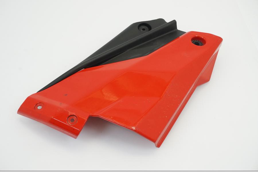 Vänster sida på Kylarvinge från en Ducati Streetfighter 1098 -2010 motorcykel.