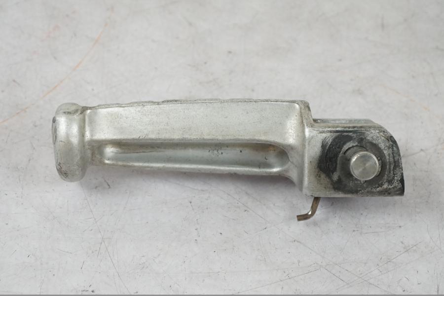 Baksidan på Fotpinne från en Triumph Daytona 955I -2000 motorcykel.