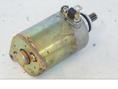 Snett nerifrån på Startmotor från en Kymco Agility 125 -2019 scooter.