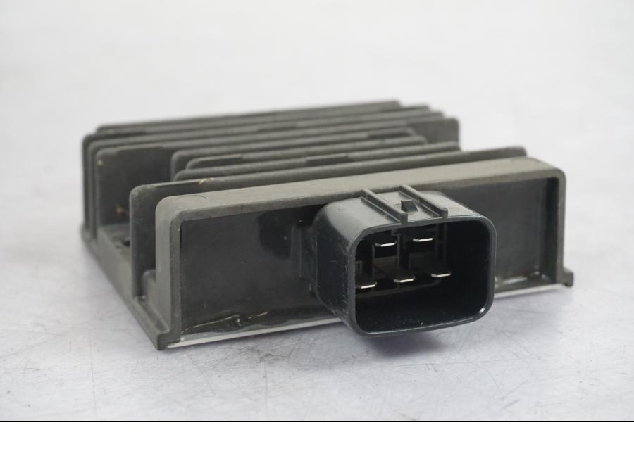 Baksidan på Likriktare från en Kawasaki Z 900 -2019 motorcykel.