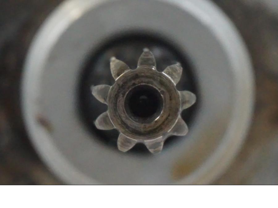 Snett nerifrån på Startmotor från en Suzuki VZR 1800 -2009 motorcykel.