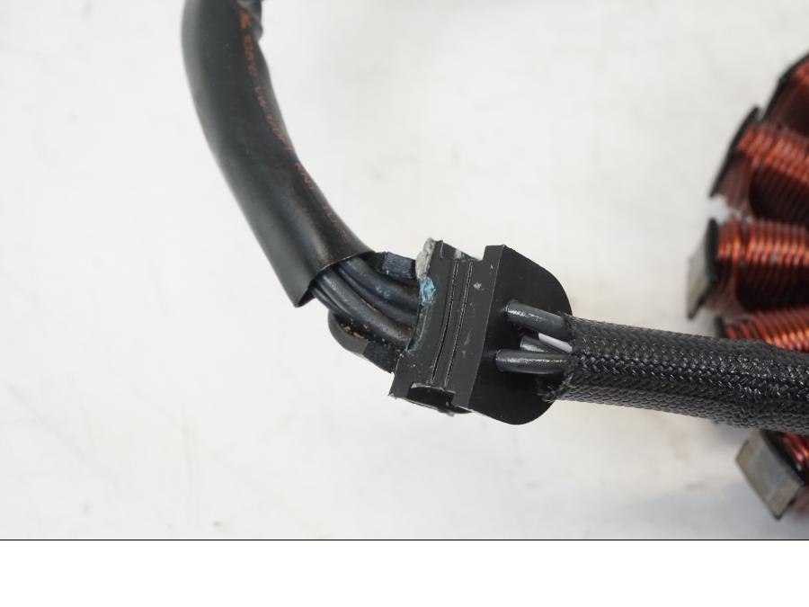 Snett nerifrån på Generator från en Triumph Speed Triple -2021 motorcykel.