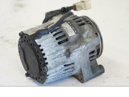 Baksidan på Generator från en Yamaha YZF 1000 R -1997 motorcykel.