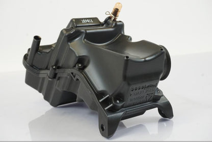 Vänster sida på Luftburk från en Triumph Trident -2021 motorcykel.