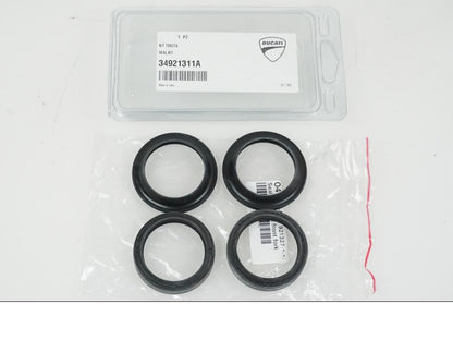 Baksidan på Gaffelben Öhlins från en Ducati Panigale V4S -2022 motorcykel.