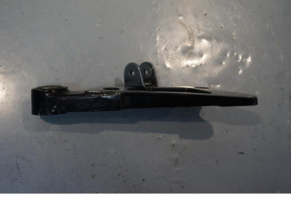 Vänster sida på Fotpinnefäste från en Yamaha V-MAX 1200 -2001 motorcykel.