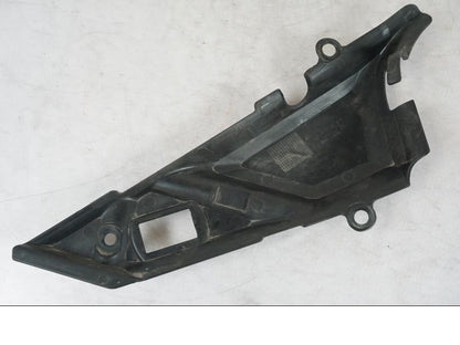 Snett uppifrån på Ramskydd från en Triumph Tiger Explorer -2013 motorcykel.