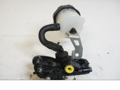 Baksidan på <p>Bromshuvudcylinder fram från Suzuki GSX-R 750 2015.</p>

<p>Saknas låsbygel till behållarlocket.</p> motorcykel.