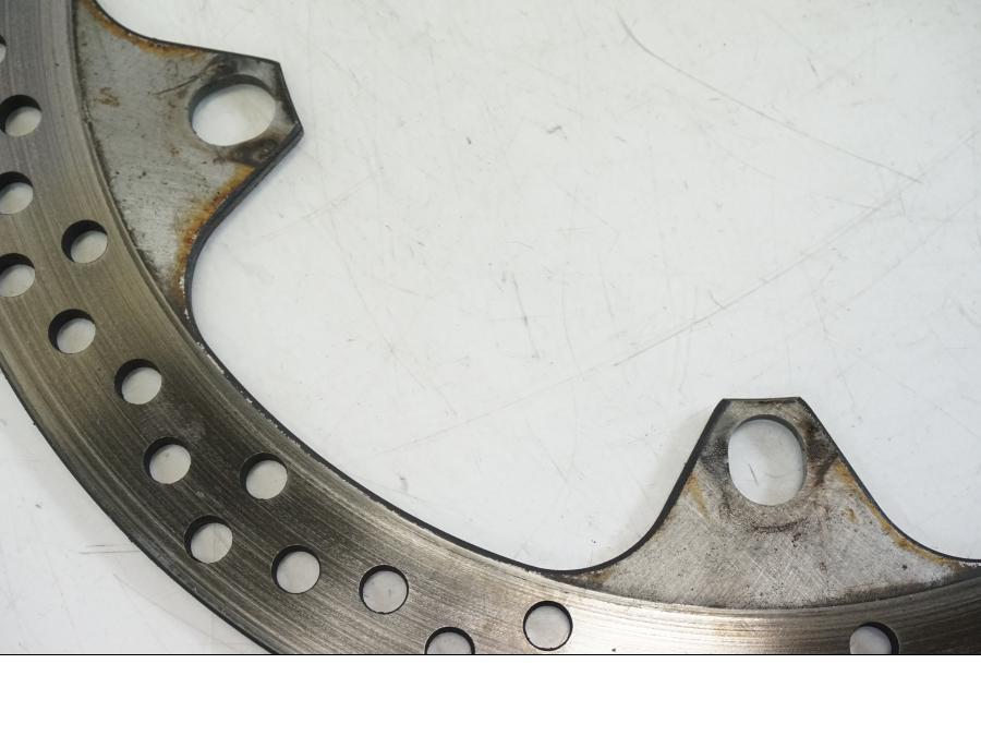 Vänster sida på Bromsskiva från en BMW K 1200 LT -2004 motorcykel.