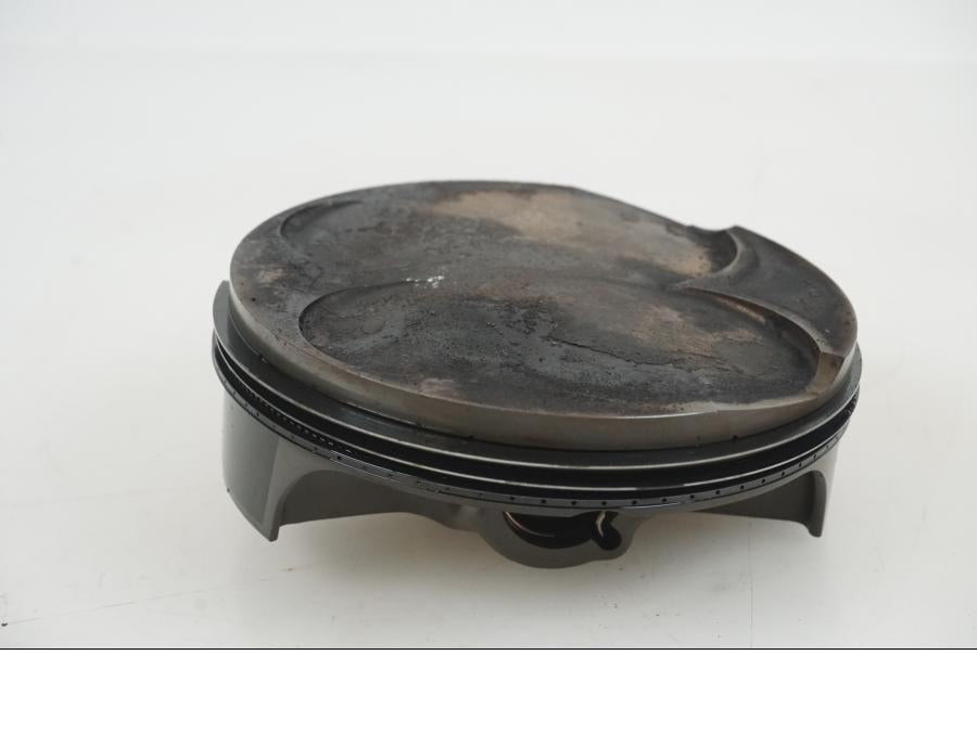 Framsidan på Kolv från en KTM 1290 Super Duke R -2021 motorcykel.