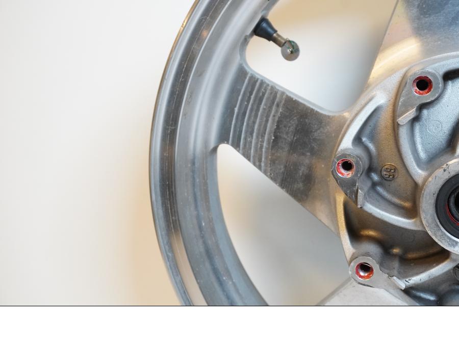 Snett nerifrån på Fälg från en Kawasaki VN 1500 Classic Tourer -2000 motorcykel.