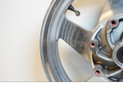 Snett nerifrån på Fälg från en Kawasaki VN 1500 Classic Tourer -2000 motorcykel.