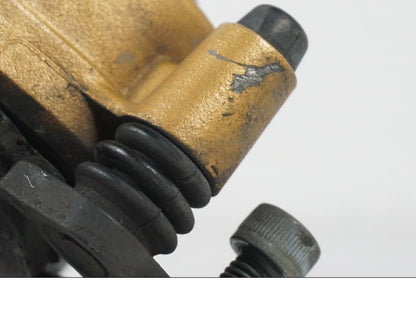 Snett nerifrån på Bromsok från en Kawasaki ZX-6R -2005 motorcykel.