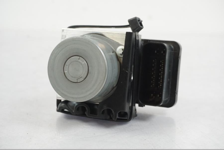 Vänster sida på ABS Modulator från en KTM 1290 Super Duke R -2022 motorcykel.