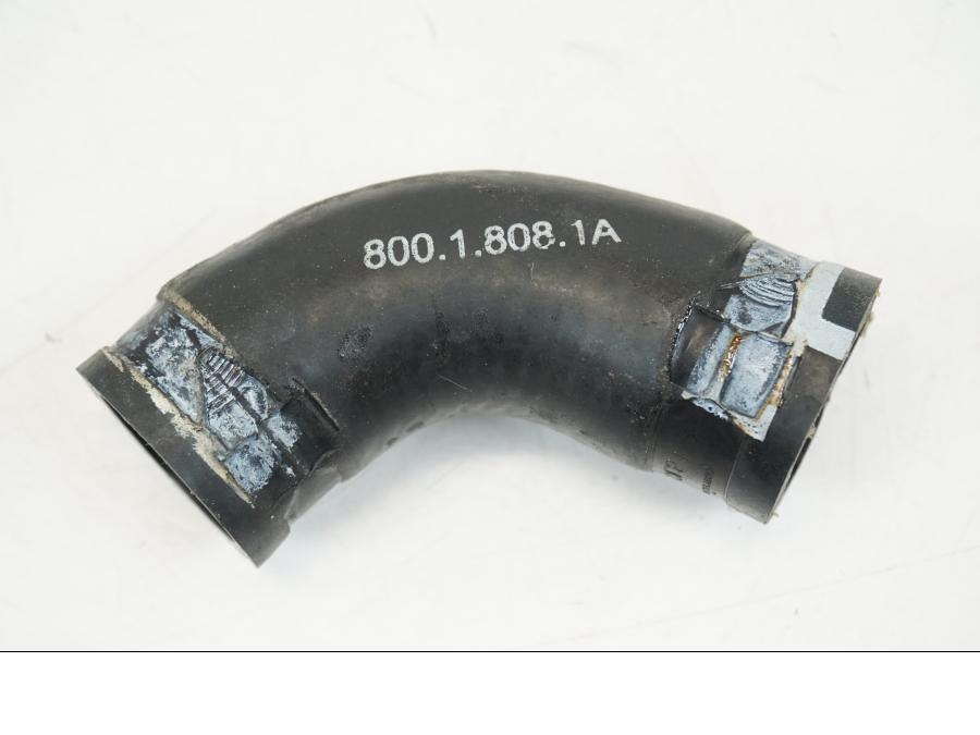 Snett uppifrån på Vattenkyl Slang Set från en Ducati Streetfighter V4 -2020 motorcykel.