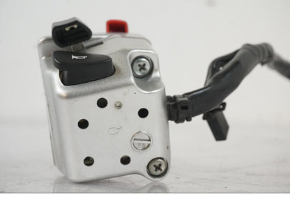 Extrabild1 på Styrelreglage från en Suzuki VZR 1800 -2009 motorcykel.