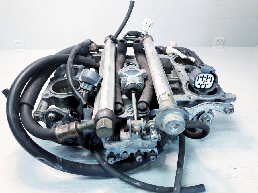 Höger sida på Spjällhus från en Honda VFR 800 -2000 motorcykel.